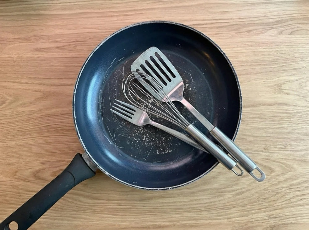 Non-stick-panna repad av metallredskap